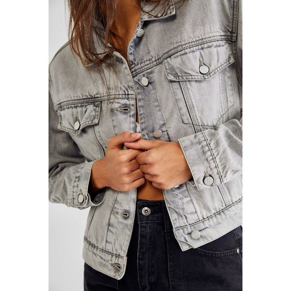 Free People x CLOSED Elin Cropped Organic Cotton Denim Trucker Jacket - Picture 4 of 12